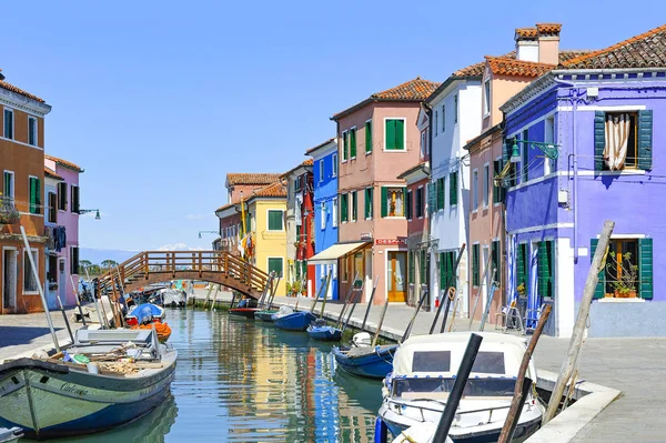 Burano Itália Abril 2008 Típicas Casas Coloridas Nas Margens Canal — Fotografia de Stock