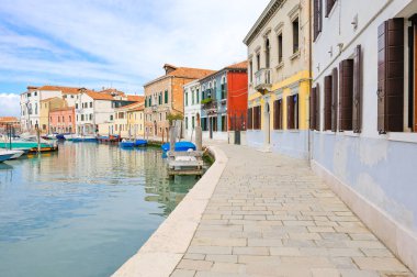 Murano, İtalya - 25 Nisan 2008: Venedik Lagoon, evler ve Ponte Lungo Kanal tekneleri.