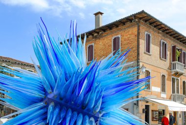 Murano, İtalya - 25 Nisan 2008: Venedik lagün: turist arka planda birkaç tipik cam iş eski şehir