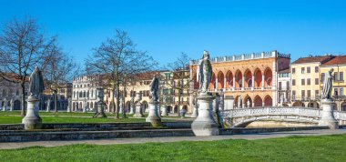 Padua, İtalya - 21 Mart 2013: Prato Della Valle kare kanal boyunca heykeller