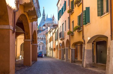 İtalya, Padua, renkli evlerin Cappelli eski şehir ile St.Antony bazilikanın kubbe içinde belgili tanımlık geçmiş ile