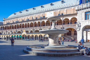 Padua, İtalya - 21 Mart 2013: Delle Erbe square görülen Della Ragione Sarayı