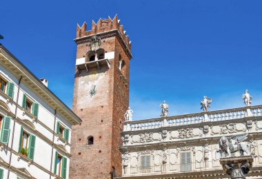 İtalya, Verona, Delle Erbe square Cardello ile eski mimarileri arka planda kule