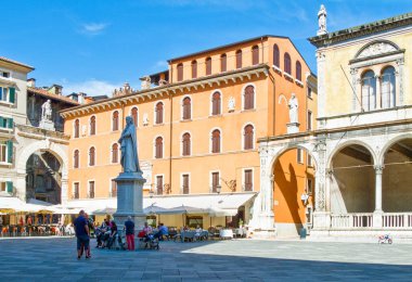 Verona, İtalya - 7 Ağustos 2010: Ziyaretçi saraylar ve Dei sinyorlar Meydanı anıtları arasında