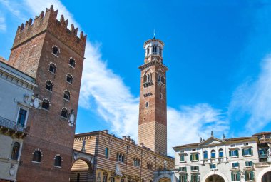 Verona, İtalya - 7 Ağustos 2010: Dei sinyorlar kare planda Dei Galimberti Kulesi ile antik mimarileri