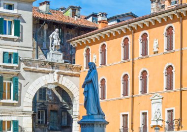 İtalya, Verona, anciet saraylar bir Dei sinyorlar Meydanı ile ön planda Dante Alighieri anıt,
