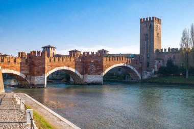 Verona, İtalya - 6 Aralık 2013: Görünüm Adige Nehri üzerinde Catelvecchio Kalesi'nin