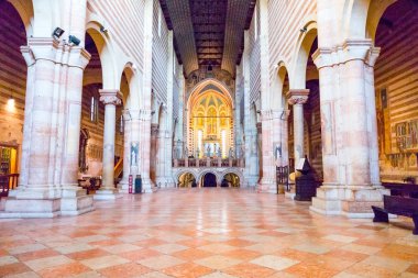 Verona, İtalya - 6 Aralık 2013: St. Zeno Basilica NEF
