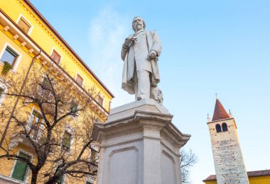 İtalya, Verona, Corso Cavour, Risorgimento biyografisi anıt