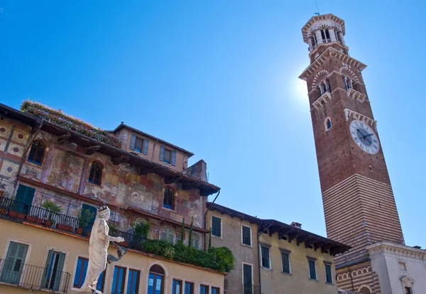 Verona, İtalya - 7 Ağustos 2010: Delle Erbe kare planda Dei Galimberti Kulesi ile antik mimarileri