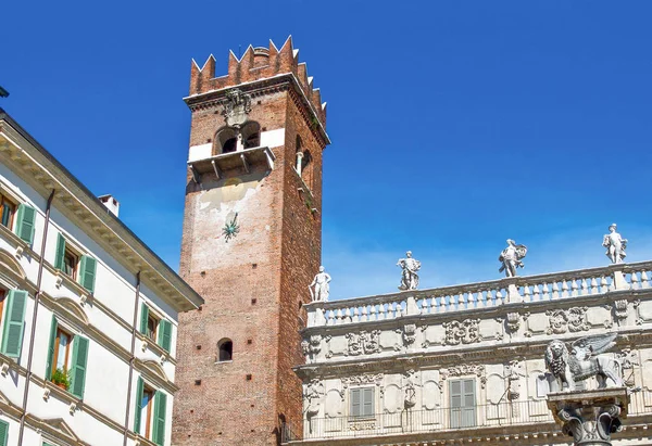 Italien Verona Antika Arkitekturerna Delle Erbe Square Med Cardello Tower — Stockfoto