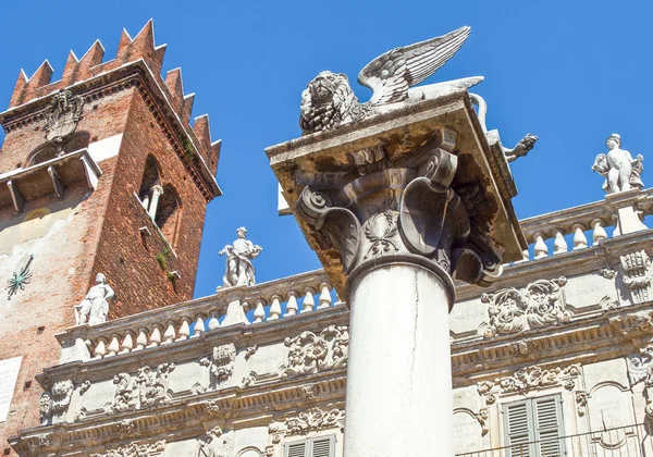 Italia Verona Antiche Architetture Piazza Delle Erbe Con Torre Del — Foto Stock