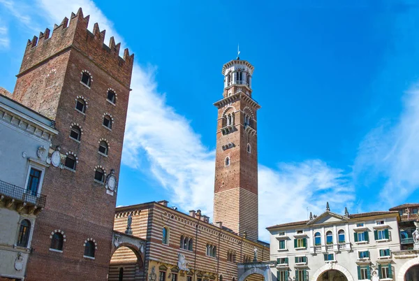 Verona, İtalya - 7 Ağustos 2010: Dei sinyorlar kare planda Dei Galimberti Kulesi ile antik mimarileri