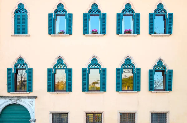 Verona Dicembre 2013 Tradizionali Finestre Una Facciata Palazzo Sulla Riva — Foto Stock