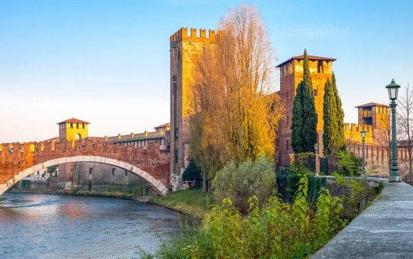 Verona, İtalya - 6 Aralık 2013: Görünüm Adige Nehri üzerinde Catelvecchio Kalesi'nin