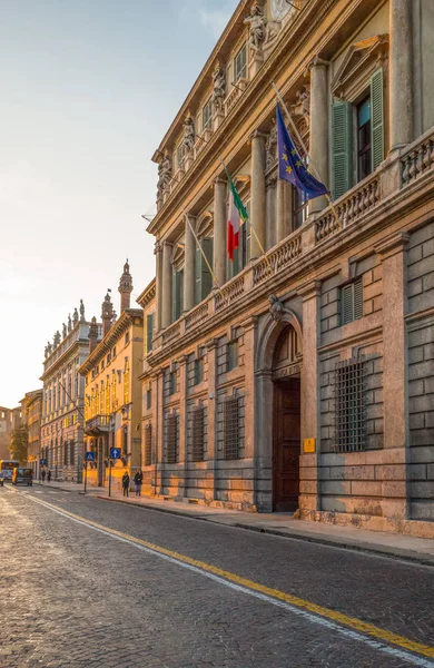 Verona, İtalya - 6 Aralık 2013: Corso Cavour sarayları günbatımında Vie