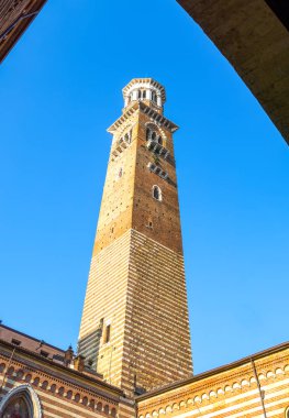 İtalya, Verona, Mercato Vecchio kare görülen Dei Lamberti Kulesi