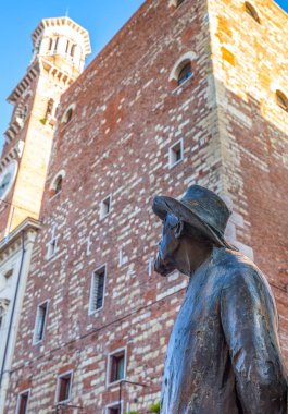 Verona, İtalya - 7 Aralık 2013: Barbarani heykelinin Delle Erbe square