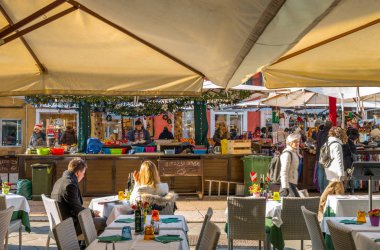 Verona, İtalya - 7 Aralık 2013: İnsanlar Delle Erbe square tipik pazarında