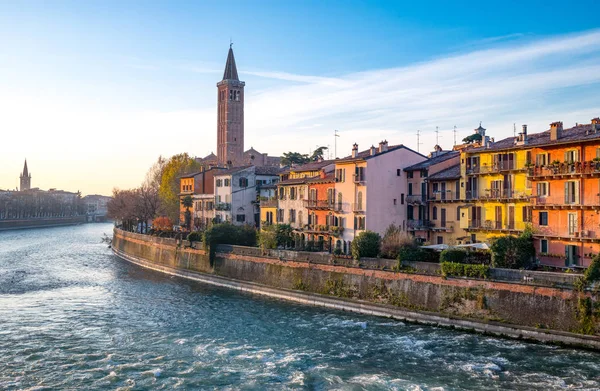 İtalya, Verona, Ponte Pietra Bridge Adige Nehri üzerindeki tarihi kentin görünümü