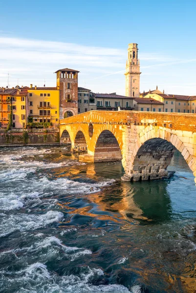 İtalya, Verona, Ponte Pietra köprü Adige Nehri üzerinde
