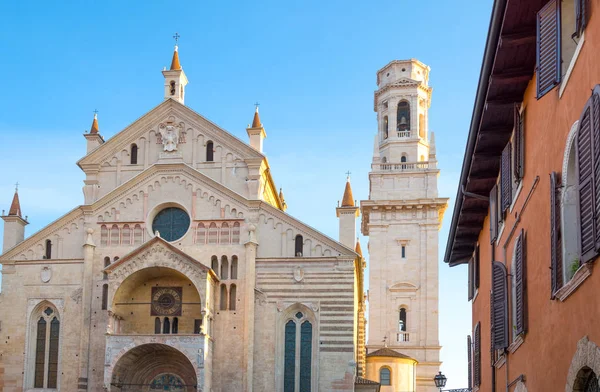 Италия Верона Фасад Собора Святой Марии Матрицы — стоковое фото