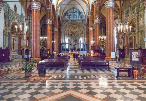 Verona, İtalya - 7 Aralık 2013: Santa Maria Matricolare Katedrali NEF