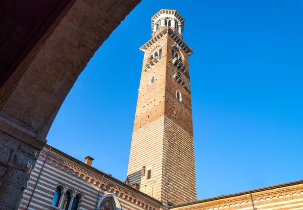 Italië Verona Dei Lamberti Tower Gezien Vanaf Mercato Vecchio Vierkante — Stockfoto
