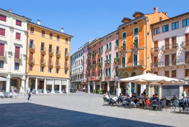 Vicenza, İtalya - 9 Mayıs 2011: Delle Biade kare renkli evlerin