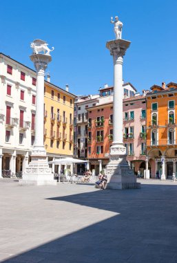 Vicenza, İtalya - 9 Mayıs 2011: renkli evleri ve sütunlarından Delle Biade kare