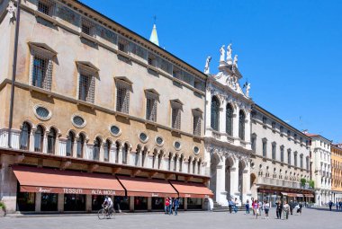 Vicenza, İtalya - 9 Mayıs 2011: Dei sinyorlar Meydanı sarayları