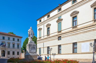 Vicenza, İtalya - 9 Mayıs 2011: İnsanlar Giuseppe Garibaldi eski şehir Anıtı altında