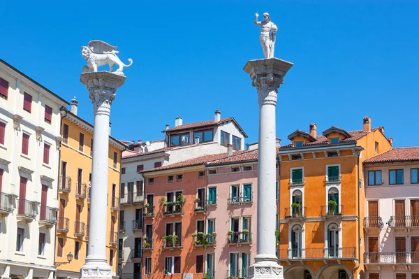 Vicenza, İtalya - 9 Mayıs 2011: renkli evleri ve sütunlarından Delle Biade kare