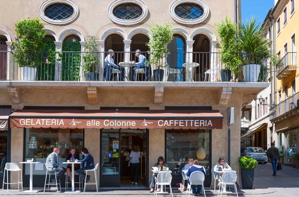 Vicenza Itália Maio 2011 Pessoas Bar Café Praça Delle Biade — Fotografia de Stock