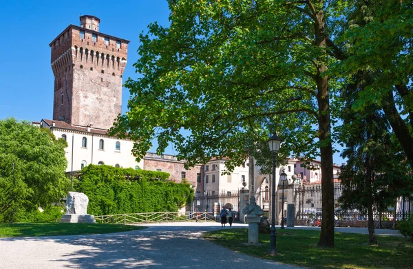 Vicenza Itália Maio 2011 Pessoas Jardim Salvi Com Torre Scaligera — Fotografia de Stock