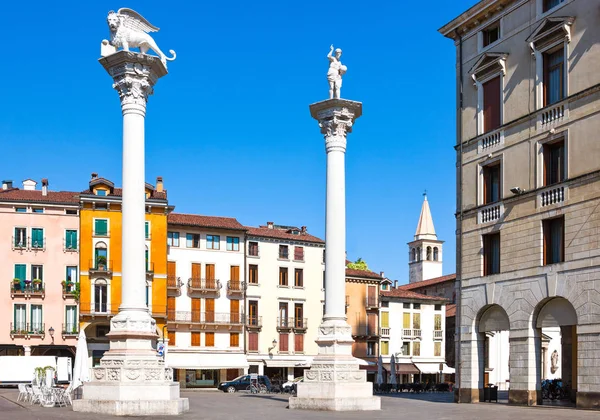 Vicenza, İtalya - 9 Mayıs 2011: renkli evleri ve sütunlarından Delle Biade kare