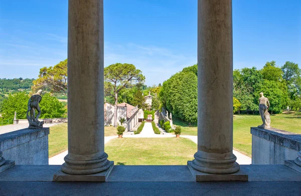 Vicenza, İtalya - 9 Mayıs 2011: View Villa La Rotonda mimar Andrea Palladio tarafından atrium bahçeden.