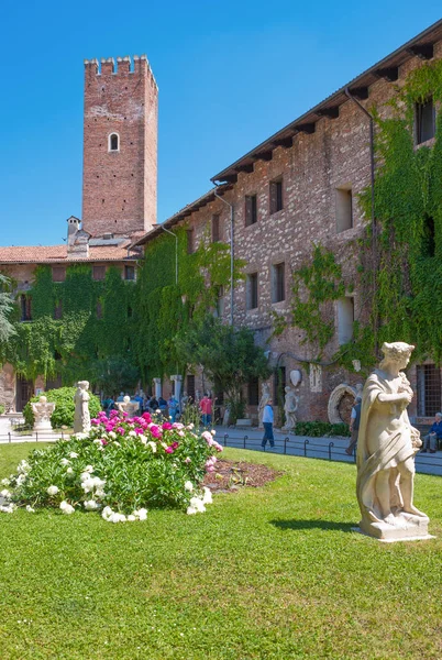 Vicenza, İtalya - 9 Mayıs 2011: İnsanlar Olimpico tiyatro Bahçe