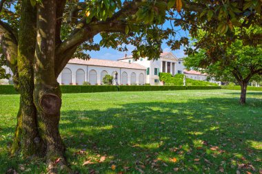 Fanzolo Di Vedelago, İtalya - 8 Mayıs 2011: bahçeden görülen mimar Andrea Palladio tarafından tasarlanan villa Emo,