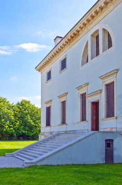 Ashford Di Lonigo, İtalya - 9 Mayıs 2011: Villa Pisani, arka cephe mimar Andrea Palladio.