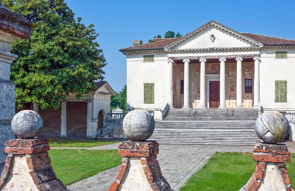 Fratta Polesina, İtalya - 8 Mayıs 2011: Villa mimar Andrea Palladio tarafından tasarlanan Badoer,