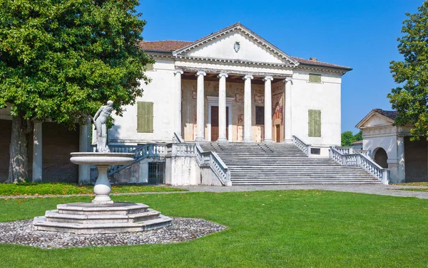 Fratta Polesina, İtalya - 8 Mayıs 2011: Villa mimar Andrea Palladio tarafından tasarlanan Badoer,