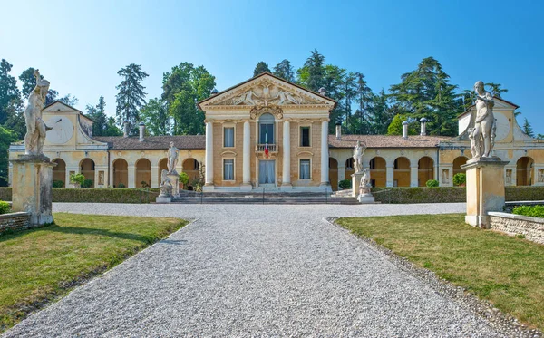 Mazer, İtalya - 8 Mayıs 2011: Villa Barbaro, tasarlanmış byarchitect Andrea Palladio