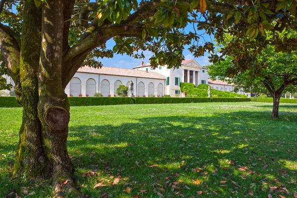 Fanzolo Di Vedelago, İtalya - 8 Mayıs 2011: bahçeden görülen mimar Andrea Palladio tarafından tasarlanan villa Emo,