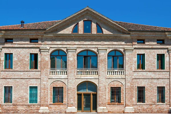 Quinto Vicentino, İtalya - 9 Mayıs 2011: Villa Thiene, belediyenin bugün koltuk, designrd mimar Andrea Palladio tarafından arka cephe