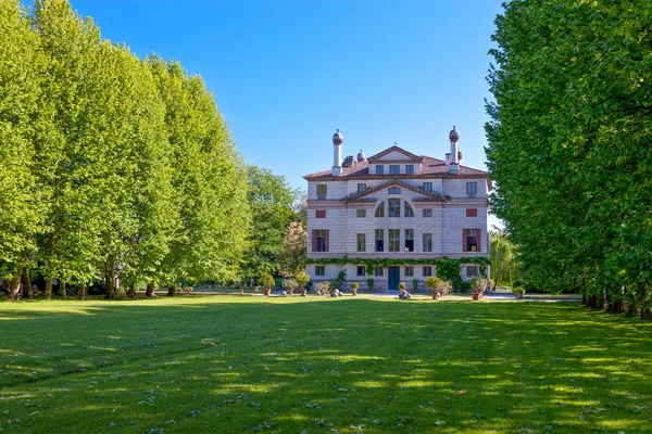 Malcontenta Di Mira, İtalya - 10 Mayıs 2011: Villa Foscari (La Malcontenta da bilinir), arka cephe tasarladığımız mimar Andrea Palladio tarafından.