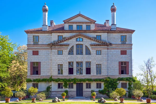 Malcontenta Di Mira, İtalya - 10 Mayıs 2011: Villa Foscari (La Malcontenta da bilinir), arka cephe tasarladığımız mimar Andrea Palladio tarafından.
