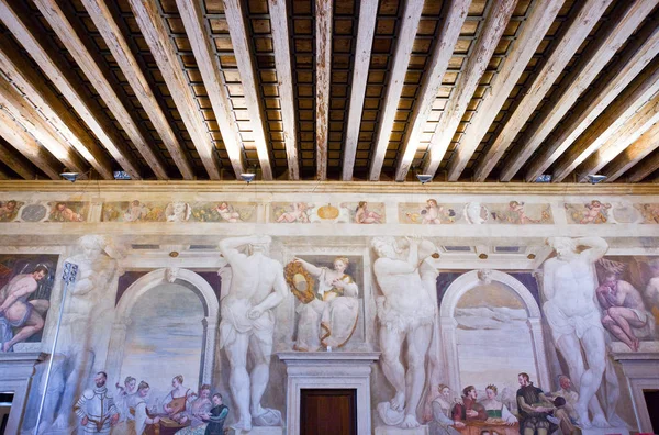 Caldogno, İtalya - 10 Mayıs 2011: Villa Caldogno Nordera, salonu mimar Andrea Palladio. Giovanni Fasolo e Battista Zelotto tarafından açık havada resim sergisi.