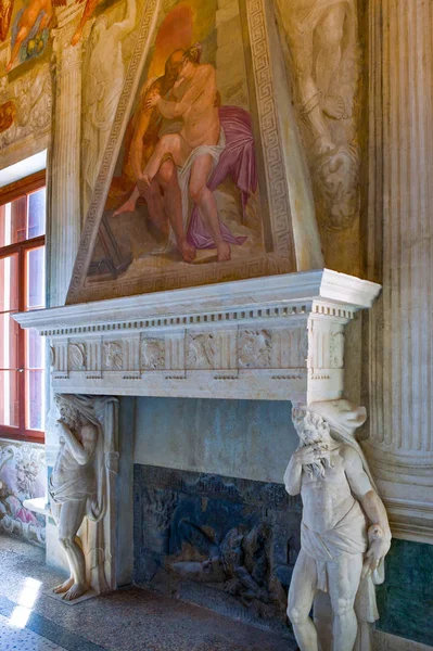 Caldogno, İtalya - 10 Mayıs 2011: Villa Caldogno Nordera, salonu mimar Andrea Palladio. Giovanni Fasolo e Battista Zelotto tarafından açık havada resim sergisi.