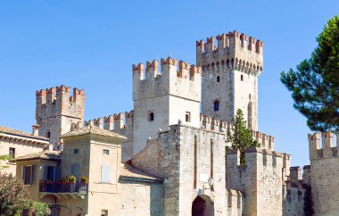Sirmione, İtalya - 10 Ağustos 2008: Garda Gölü, Rocca Scaligera Kalesi (XIII. yüzyıl)